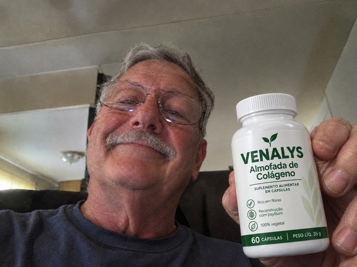Joaquim segurando o frasco de Venalys