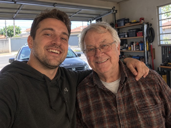 Ricardo com o filho na garagem